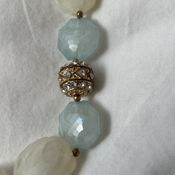 White colier - Picture 2 of 4